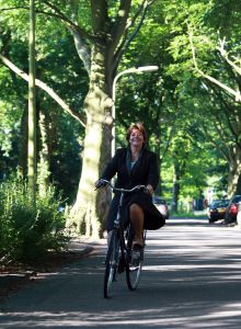 17-06-2008 POLITIEK: RITA VERDONK FIETS MAAR WAT TE GRAAG HET LAND DOOR. Iedereen kan Rita Verdonk inhuren voor de lieve somma van 10.000 Euries per avond of dagdeel. Rita die inmiddels weer met een kruk loopt ivm een tweede val op het bijzonder mooie Ameland komt graag uw party of feest opfleuren met haar aanwezigheid. De gage van 10.000 Euries gaat rechtstreeks naar haar partij TROTS OP NEDERLAND. Dit geld hebben wij hard nodig om de boel draaiende te houden. De 130.000 Euries die zij jaarlijks krijgt gaat op aan personeel en onkosten op kantoor enz. In haar vrije tijd fiets Rita graag door de mooie natuur van Nederland.
foto: Albert den Iseger.