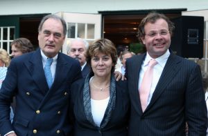 17-06-2008 POLITIEK: RITA VERDONK FIETS MAAR WAT TE GRAAG HET LAND DOOR. Iedereen kan Rita Verdonk inhuren voor de lieve somma van 10.000 Euries per avond of dagdeel. Rita die inmiddels weer met een kruk loopt ivm een tweede val op het bijzonder mooie Ameland komt graag uw party of feest opfleuren met haar aanwezigheid. De gage van 10.000 Euries gaat rechtstreeks naar haar partij TROTS OP NEDERLAND. Dit geld hebben wij hard nodig om de boel draaiende te houden. De 130.000 Euries die zij jaarlijks krijgt gaat op aan personeel en onkosten op kantoor enz. In haar vrije tijd fiets Rita graag door de mooie natuur van Nederland.
foto: Albert den Iseger.