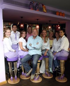 12-06-2008 SHOWBIZZ; GASTON STARREVELD AKTIEF IN HORECAWERELD VAN MARBELLA.
Gaston heeft sinds enige tijd een pracht van een horecabedrijf in Marbella Spanje. Juul heet het grand cafe restaurant. Gaston heeft samen met partner Marisa keihard gewerkt om dit horeca paleisje te verwezelijken en iedereen heeft het inmiddels naar zijn zin in JUUL, even een echte Hollandse bitterbal of een overheerlijke sate, een cocktailtje gemaakt door Dennis of een geintje tussen de drankjes door van de snelle Gaston, Marbella is nu echt compleet en de vele Nederlanders die in de omgeving wonen zijn al vaste gast. Het is gevestigd in het centrum van de oude stad en 7 dagen geopend. Deze Hofleverancier is zeer zeker een aanwinst voor Marbella en omgeving.
foto: Albert den Iseger.