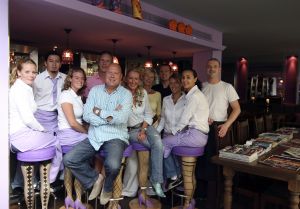 12-06-2008 SHOWBIZZ; GASTON STARREVELD AKTIEF IN HORECAWERELD VAN MARBELLA.
Gaston heeft sinds enige tijd een pracht van een horecabedrijf in Marbella Spanje. Juul heet het grand cafe restaurant. Gaston heeft samen met partner Marisa keihard gewerkt om dit horeca paleisje te verwezelijken en iedereen heeft het inmiddels naar zijn zin in JUUL, even een echte Hollandse bitterbal of een overheerlijke sate, een cocktailtje gemaakt door Dennis of een geintje tussen de drankjes door van de snelle Gaston, Marbella is nu echt compleet en de vele Nederlanders die in de omgeving wonen zijn al vaste gast. Het is gevestigd in het centrum van de oude stad en 7 dagen geopend. Deze Hofleverancier is zeer zeker een aanwinst voor Marbella en omgeving.
foto: Albert den Iseger.12-06-2008 SHOWBIZZ; GASTON STARREVELD AKTIEF IN HORECAWERELD VAN MARBELLA.
Gaston heeft sinds enige tijd een pracht van een horecabedrijf in Marbella Spanje. Juul heet het grand cafe restaurant. Gaston heeft samen met partner Marisa keihard gewerkt om dit horeca paleisje te verwezelijken en iedereen heeft het inmiddels naar zijn zin in JUUL, even een echte Hollandse bitterbal of een overheerlijke sate, een cocktailtje gemaakt door Dennis of een geintje tussen de drankjes door van de snelle Gaston, Marbella is nu echt compleet en de vele Nederlanders die in de omgeving wonen zijn al vaste gast. Het is gevestigd in het centrum van de oude stad en 7 dagen geopend. Deze Hofleverancier is zeer zeker een aanwinst voor Marbella en omgeving.
foto: Albert den Iseger.