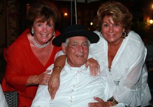 26-06-2008 SHOWBIZZ; GERRIT VAN DER VALK VIERT ZIJN TACHTIGSTE VERJAARDAG IN MARBELLA. Ik blijf voorlopig nog even op de wereld want Petrus heeft de sleutel weggegooid, zo vertelde Ome Gerrit in zijn prachtige huis in Marbella waar hij met veel familie leden zijn tachtigste verjaardag vierde. een pracht van een feest met veel van zijn achter kleinkinderen, kinderen en aanhang. Het was een echt Valken feest met Spaanse muziek en dans. Ome Gerrit genoot van de opzwepende spaanse klanken en van zijn vele kleinkinderen.
foto: Albert den Iseger.