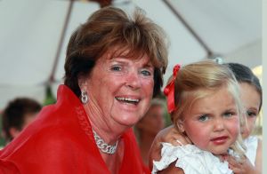 26-06-2008 SHOWBIZZ; GERRIT VAN DER VALK VIERT ZIJN TACHTIGSTE VERJAARDAG IN MARBELLA. Ik blijf voorlopig nog even op de wereld want Petrus heeft de sleutel weggegooid, zo vertelde Ome Gerrit in zijn prachtige huis in Marbella waar hij met veel familie leden zijn tachtigste verjaardag vierde. een pracht van een feest met veel van zijn achter kleinkinderen, kinderen en aanhang. Het was een echt Valken feest met Spaanse muziek en dans. Ome Gerrit genoot van de opzwepende spaanse klanken en van zijn vele kleinkinderen.
foto: Albert den Iseger.