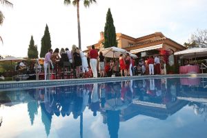 26-06-2008 SHOWBIZZ; GERRIT VAN DER VALK VIERT ZIJN TACHTIGSTE VERJAARDAG IN MARBELLA. Ik blijf voorlopig nog even op de wereld want Petrus heeft de sleutel weggegooid, zo vertelde Ome Gerrit in zijn prachtige huis in Marbella waar hij met veel familie leden zijn tachtigste verjaardag vierde. een pracht van een feest met veel van zijn achter kleinkinderen, kinderen en aanhang. Het was een echt Valken feest met Spaanse muziek en dans. Ome Gerrit genoot van de opzwepende spaanse klanken en van zijn vele kleinkinderen.
foto: Albert den Iseger.