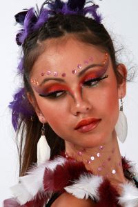 3-06-2008 ONDERWIJS: HAARLEMSE AKADEMIE EXAMEN VISAGIE 2008 WAS EEN MULTI MIX VAN KLEUR EN STYLING. De visagie examen opdracht dit jaar was, presenteer je model dit jaar in een multi mix van exotische bloem dessins met een knipoog naar Afrika. Kleuren van de make up zijn verplicht in Oranje-Paars en Ecru. Het gebruik van pailetten-kralen-glitters en veren zijn toegestaan. Het werd weer een bonte foto shoot met tal van leuke facetten.
foto: Albert den Iseger fototeam.