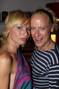 21-06-2009 SHOWBIZZ; MICHA KLEIN EN AFKE REIJENGA UIT ELKAAR. Het is over tussen deze twee aparte mensen. Micha Klein 45 jr. en zijn ex actrice Afke Reijenga 40 waren eens het kunstenaarskoppel van Nederland. Micha verwierf internationale faam door zijn videokunsten en Afke was ooit een model en zijn had een rol bij ONM. Na 10 jaar lijkt het feest over te zijn tussen deze twee wel heel aparte mensen. Ik kwam laatst het paar tegen op een party op Ibiza en het was duidelijk te zien dat het toen al niet boterde tussen de twee party gangers.
foto: Albert den Iseger.