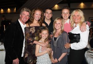 04-06-2009 SHOWBIZZ; HENNY HUISMAN OPENT DE DEUREN VAN ZIJN LANDGOED. Jaren lang was het goed beveiligde landgoed van Henny Huisman gesloten voor iedereen die er niks te zoeken had. De poorten gaan nu open want Henny en schoonzoon Frank willen van de manage een commercieele horeca gelegenheid maken. Wij willen bijvoorbeeld diverse keren per maand daar een concert geven, of openstellen voor tentoonstelling,diverse feesten of tv opnames. Wij willen echter geen sfeer in huis halen als bierfeesten-disco en rockconcerten. Wij willen het allemaal een klein beetje chique houden aldus Henny.
foto: Albert den Iseger.