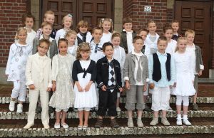 01-06-2009 SHOWBIZZ; ALWEER EEN FEESTJE BIJ DE BAUERS THUIS EN IN DE KERK. Christiaan Bauer deed zijn eerste communie in de Jacobus de Meerdere kerk in Fijnaart. Geheel in de traditie van de Bauer familie. Frans en Mariska waren apetrots op hun Christiaan die gekleed in een prachtig wit pak zijn eerste communie ontving. Daarna ging de gehele familie naar een horecabedrijf om het feest te vieren en kreeg Christiaan vele kado-s en mocht hij een heuse 1ste communie taart aan snijden. Het werd weer echt een Bauer feestje.
foto: Albert den Iseger.