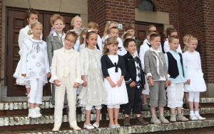 01-06-2009 SHOWBIZZ; ALWEER EEN FEESTJE BIJ DE BAUERS THUIS EN IN DE KERK. Christiaan Bauer deed zijn eerste communie in de Jacobus de Meerdere kerk in Fijnaart. Geheel in de traditie van de Bauer familie. Frans en Mariska waren apetrots op hun Christiaan die gekleed in een prachtig wit pak zijn eerste communie ontving. Daarna ging de gehele familie naar een horecabedrijf om het feest te vieren en kreeg Christiaan vele kado-s en mocht hij een heuse 1ste communie taart aan snijden. Het werd weer echt een Bauer feestje.
foto: Albert den Iseger.