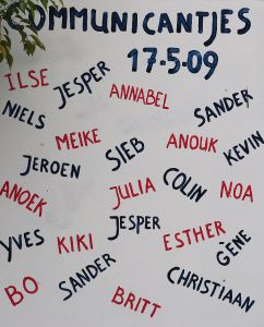 01-06-2009 SHOWBIZZ; ALWEER EEN FEESTJE BIJ DE BAUERS THUIS EN IN DE KERK. Christiaan Bauer deed zijn eerste communie in de Jacobus de Meerdere kerk in Fijnaart. Geheel in de traditie van de Bauer familie. Frans en Mariska waren apetrots op hun Christiaan die gekleed in een prachtig wit pak zijn eerste communie ontving. Daarna ging de gehele familie naar een horecabedrijf om het feest te vieren en kreeg Christiaan vele kado-s en mocht hij een heuse 1ste communie taart aan snijden. Het werd weer echt een Bauer feestje.
foto: Albert den Iseger.