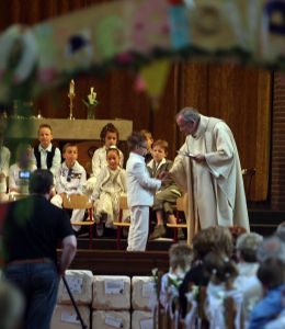 01-06-2009 SHOWBIZZ; ALWEER EEN FEESTJE BIJ DE BAUERS THUIS EN IN DE KERK. Christiaan Bauer deed zijn eerste communie in de Jacobus de Meerdere kerk in Fijnaart. Geheel in de traditie van de Bauer familie. Frans en Mariska waren apetrots op hun Christiaan die gekleed in een prachtig wit pak zijn eerste communie ontving. Daarna ging de gehele familie naar een horecabedrijf om het feest te vieren en kreeg Christiaan vele kado-s en mocht hij een heuse 1ste communie taart aan snijden. Het werd weer echt een Bauer feestje.
foto: Albert den Iseger.