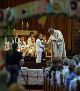 01-06-2009 SHOWBIZZ; ALWEER EEN FEESTJE BIJ DE BAUERS THUIS EN IN DE KERK. Christiaan Bauer deed zijn eerste communie in de Jacobus de Meerdere kerk in Fijnaart. Geheel in de traditie van de Bauer familie. Frans en Mariska waren apetrots op hun Christiaan die gekleed in een prachtig wit pak zijn eerste communie ontving. Daarna ging de gehele familie naar een horecabedrijf om het feest te vieren en kreeg Christiaan vele kado-s en mocht hij een heuse 1ste communie taart aan snijden. Het werd weer echt een Bauer feestje.
foto: Albert den Iseger.