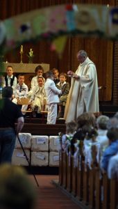 01-06-2009 SHOWBIZZ; ALWEER EEN FEESTJE BIJ DE BAUERS THUIS EN IN DE KERK. Christiaan Bauer deed zijn eerste communie in de Jacobus de Meerdere kerk in Fijnaart. Geheel in de traditie van de Bauer familie. Frans en Mariska waren apetrots op hun Christiaan die gekleed in een prachtig wit pak zijn eerste communie ontving. Daarna ging de gehele familie naar een horecabedrijf om het feest te vieren en kreeg Christiaan vele kado-s en mocht hij een heuse 1ste communie taart aan snijden. Het werd weer echt een Bauer feestje.
foto: Albert den Iseger.