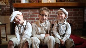01-06-2009 SHOWBIZZ; ALWEER EEN FEESTJE BIJ DE BAUERS THUIS EN IN DE KERK. Christiaan Bauer deed zijn eerste communie in de Jacobus de Meerdere kerk in Fijnaart. Geheel in de traditie van de Bauer familie. Frans en Mariska waren apetrots op hun Christiaan die gekleed in een prachtig wit pak zijn eerste communie ontving. Daarna ging de gehele familie naar een horecabedrijf om het feest te vieren en kreeg Christiaan vele kado-s en mocht hij een heuse 1ste communie taart aan snijden. Het werd weer echt een Bauer feestje.
foto: Albert den Iseger.