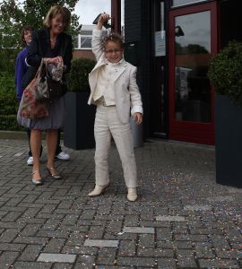 01-06-2009 SHOWBIZZ; ALWEER EEN FEESTJE BIJ DE BAUERS THUIS EN IN DE KERK. Christiaan Bauer deed zijn eerste communie in de Jacobus de Meerdere kerk in Fijnaart. Geheel in de traditie van de Bauer familie. Frans en Mariska waren apetrots op hun Christiaan die gekleed in een prachtig wit pak zijn eerste communie ontving. Daarna ging de gehele familie naar een horecabedrijf om het feest te vieren en kreeg Christiaan vele kado-s en mocht hij een heuse 1ste communie taart aan snijden. Het werd weer echt een Bauer feestje.
foto: Albert den Iseger.