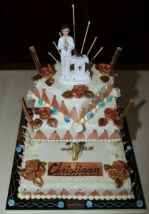 01-06-2009 SHOWBIZZ; ALWEER EEN FEESTJE BIJ DE BAUERS THUIS EN IN DE KERK. Christiaan Bauer deed zijn eerste communie in de Jacobus de Meerdere kerk in Fijnaart. Geheel in de traditie van de Bauer familie. Frans en Mariska waren apetrots op hun Christiaan die gekleed in een prachtig wit pak zijn eerste communie ontving. Daarna ging de gehele familie naar een horecabedrijf om het feest te vieren en kreeg Christiaan vele kado-s en mocht hij een heuse 1ste communie taart aan snijden. Het werd weer echt een Bauer feestje.
foto: Albert den Iseger.