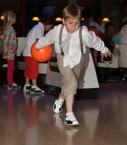 01-06-2009 SHOWBIZZ; ALWEER EEN FEESTJE BIJ DE BAUERS THUIS EN IN DE KERK. Christiaan Bauer deed zijn eerste communie in de Jacobus de Meerdere kerk in Fijnaart. Geheel in de traditie van de Bauer familie. Frans en Mariska waren apetrots op hun Christiaan die gekleed in een prachtig wit pak zijn eerste communie ontving. Daarna ging de gehele familie naar een horecabedrijf om het feest te vieren en kreeg Christiaan vele kado-s en mocht hij een heuse 1ste communie taart aan snijden. Het werd weer echt een Bauer feestje.
foto: Albert den Iseger.