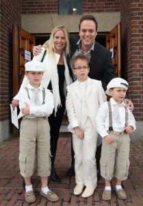 01-06-2009 SHOWBIZZ; ALWEER EEN FEESTJE BIJ DE BAUERS THUIS EN IN DE KERK. Christiaan Bauer deed zijn eerste communie in de Jacobus de Meerdere kerk in Fijnaart. Geheel in de traditie van de Bauer familie. Frans en Mariska waren apetrots op hun Christiaan die gekleed in een prachtig wit pak zijn eerste communie ontving. Daarna ging de gehele familie naar een horecabedrijf om het feest te vieren en kreeg Christiaan vele kado-s en mocht hij een heuse 1ste communie taart aan snijden. Het werd weer echt een Bauer feestje.
foto: Albert den Iseger.