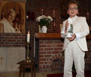 01-06-2009 SHOWBIZZ; ALWEER EEN FEESTJE BIJ DE BAUERS THUIS EN IN DE KERK. Christiaan Bauer deed zijn eerste communie in de Jacobus de Meerdere kerk in Fijnaart. Geheel in de traditie van de Bauer familie. Frans en Mariska waren apetrots op hun Christiaan die gekleed in een prachtig wit pak zijn eerste communie ontving. Daarna ging de gehele familie naar een horecabedrijf om het feest te vieren en kreeg Christiaan vele kado-s en mocht hij een heuse 1ste communie taart aan snijden. Het werd weer echt een Bauer feestje.
foto: Albert den Iseger.