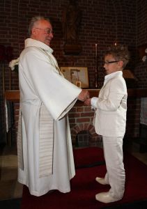 01-06-2009 SHOWBIZZ; ALWEER EEN FEESTJE BIJ DE BAUERS THUIS EN IN DE KERK. Christiaan Bauer deed zijn eerste communie in de Jacobus de Meerdere kerk in Fijnaart. Geheel in de traditie van de Bauer familie. Frans en Mariska waren apetrots op hun Christiaan die gekleed in een prachtig wit pak zijn eerste communie ontving. Daarna ging de gehele familie naar een horecabedrijf om het feest te vieren en kreeg Christiaan vele kado-s en mocht hij een heuse 1ste communie taart aan snijden. Het werd weer echt een Bauer feestje.
foto: Albert den Iseger.