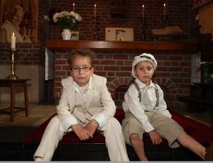 01-06-2009 SHOWBIZZ; ALWEER EEN FEESTJE BIJ DE BAUERS THUIS EN IN DE KERK. Christiaan Bauer deed zijn eerste communie in de Jacobus de Meerdere kerk in Fijnaart. Geheel in de traditie van de Bauer familie. Frans en Mariska waren apetrots op hun Christiaan die gekleed in een prachtig wit pak zijn eerste communie ontving. Daarna ging de gehele familie naar een horecabedrijf om het feest te vieren en kreeg Christiaan vele kado-s en mocht hij een heuse 1ste communie taart aan snijden. Het werd weer echt een Bauer feestje.
foto: Albert den Iseger.