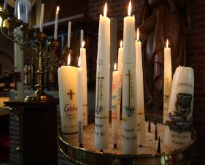 01-06-2009 SHOWBIZZ; ALWEER EEN FEESTJE BIJ DE BAUERS THUIS EN IN DE KERK. Christiaan Bauer deed zijn eerste communie in de Jacobus de Meerdere kerk in Fijnaart. Geheel in de traditie van de Bauer familie. Frans en Mariska waren apetrots op hun Christiaan die gekleed in een prachtig wit pak zijn eerste communie ontving. Daarna ging de gehele familie naar een horecabedrijf om het feest te vieren en kreeg Christiaan vele kado-s en mocht hij een heuse 1ste communie taart aan snijden. Het werd weer echt een Bauer feestje.
foto: Albert den Iseger.