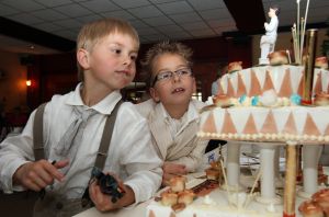 01-06-2009 SHOWBIZZ; ALWEER EEN FEESTJE BIJ DE BAUERS THUIS EN IN DE KERK. Christiaan Bauer deed zijn eerste communie in de Jacobus de Meerdere kerk in Fijnaart. Geheel in de traditie van de Bauer familie. Frans en Mariska waren apetrots op hun Christiaan die gekleed in een prachtig wit pak zijn eerste communie ontving. Daarna ging de gehele familie naar een horecabedrijf om het feest te vieren en kreeg Christiaan vele kado-s en mocht hij een heuse 1ste communie taart aan snijden. Het werd weer echt een Bauer feestje.
foto: Albert den Iseger.