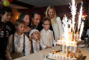 01-06-2009 SHOWBIZZ; ALWEER EEN FEESTJE BIJ DE BAUERS THUIS EN IN DE KERK. Christiaan Bauer deed zijn eerste communie in de Jacobus de Meerdere kerk in Fijnaart. Geheel in de traditie van de Bauer familie. Frans en Mariska waren apetrots op hun Christiaan die gekleed in een prachtig wit pak zijn eerste communie ontving. Daarna ging de gehele familie naar een horecabedrijf om het feest te vieren en kreeg Christiaan vele kado-s en mocht hij een heuse 1ste communie taart aan snijden. Het werd weer echt een Bauer feestje.
foto: Albert den Iseger.