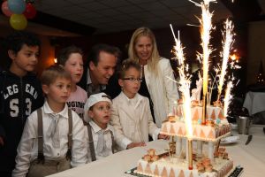 01-06-2009 SHOWBIZZ; ALWEER EEN FEESTJE BIJ DE BAUERS THUIS EN IN DE KERK. Christiaan Bauer deed zijn eerste communie in de Jacobus de Meerdere kerk in Fijnaart. Geheel in de traditie van de Bauer familie. Frans en Mariska waren apetrots op hun Christiaan die gekleed in een prachtig wit pak zijn eerste communie ontving. Daarna ging de gehele familie naar een horecabedrijf om het feest te vieren en kreeg Christiaan vele kado-s en mocht hij een heuse 1ste communie taart aan snijden. Het werd weer echt een Bauer feestje.
foto: Albert den Iseger.
