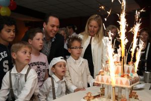 01-06-2009 SHOWBIZZ; ALWEER EEN FEESTJE BIJ DE BAUERS THUIS EN IN DE KERK. Christiaan Bauer deed zijn eerste communie in de Jacobus de Meerdere kerk in Fijnaart. Geheel in de traditie van de Bauer familie. Frans en Mariska waren apetrots op hun Christiaan die gekleed in een prachtig wit pak zijn eerste communie ontving. Daarna ging de gehele familie naar een horecabedrijf om het feest te vieren en kreeg Christiaan vele kado-s en mocht hij een heuse 1ste communie taart aan snijden. Het werd weer echt een Bauer feestje.
foto: Albert den Iseger.