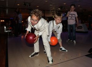 01-06-2009 SHOWBIZZ; ALWEER EEN FEESTJE BIJ DE BAUERS THUIS EN IN DE KERK. Christiaan Bauer deed zijn eerste communie in de Jacobus de Meerdere kerk in Fijnaart. Geheel in de traditie van de Bauer familie. Frans en Mariska waren apetrots op hun Christiaan die gekleed in een prachtig wit pak zijn eerste communie ontving. Daarna ging de gehele familie naar een horecabedrijf om het feest te vieren en kreeg Christiaan vele kado-s en mocht hij een heuse 1ste communie taart aan snijden. Het werd weer echt een Bauer feestje.
foto: Albert den Iseger.