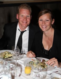 04-06-2009 SHOWBIZZ; HENNY HUISMAN OPENT DE DEUREN VAN ZIJN LANDGOED. Jaren lang was het goed beveiligde landgoed van Henny Huisman gesloten voor iedereen die er niks te zoeken had. De poorten gaan nu open want Henny en schoonzoon Frank willen van de manage een commercieele horeca gelegenheid maken. Wij willen bijvoorbeeld diverse keren per maand daar een concert geven, of openstellen voor tentoonstelling,diverse feesten of tv opnames. Wij willen echter geen sfeer in huis halen als bierfeesten-disco en rockconcerten. Wij willen het allemaal een klein beetje chique houden aldus Henny.
foto: Albert den Iseger.