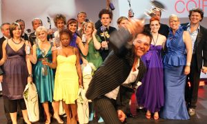 21-05-2009 SHOWBIZZ; COIFFURE AWARD 2009 EEN GALA EVENT IN DE AMSTERDAMSE RAI ELICIUM. 
Een pracht van een evenement dat georganiseerd wederom door het Vakmagazine Coiffure en Schwarzkopf Proffessional. Vele bekende waren weer komen opdraven om waarschijnlijk de goed gevulde goodybag op het eind van de avond weer mee naar huis toe te nemen. Gerard Joling ronde de avond af met spetterend optreden en vele kappers en kapsters gingen beladen met Awards na deze spannende avond richting huis. 
foto: Albert den Iseger