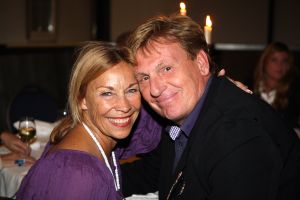 04-06-2009 SHOWBIZZ; HENNY HUISMAN OPENT DE DEUREN VAN ZIJN LANDGOED. Jaren lang was het goed beveiligde landgoed van Henny Huisman gesloten voor iedereen die er niks te zoeken had. De poorten gaan nu open want Henny en schoonzoon Frank willen van de manage een commercieele horeca gelegenheid maken. Wij willen bijvoorbeeld diverse keren per maand daar een concert geven, of openstellen voor tentoonstelling,diverse feesten of tv opnames. Wij willen echter geen sfeer in huis halen als bierfeesten-disco en rockconcerten. Wij willen het allemaal een klein beetje chique houden aldus Henny.
foto: Albert den Iseger.