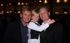 04-06-2009 SHOWBIZZ; HENNY HUISMAN OPENT DE DEUREN VAN ZIJN LANDGOED. Jaren lang was het goed beveiligde landgoed van Henny Huisman gesloten voor iedereen die er niks te zoeken had. De poorten gaan nu open want Henny en schoonzoon Frank willen van de manage een commercieele horeca gelegenheid maken. Wij willen bijvoorbeeld diverse keren per maand daar een concert geven, of openstellen voor tentoonstelling,diverse feesten of tv opnames. Wij willen echter geen sfeer in huis halen als bierfeesten-disco en rockconcerten. Wij willen het allemaal een klein beetje chique houden aldus Henny.
foto: Albert den Iseger.