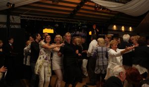 04-06-2009 SHOWBIZZ; HENNY HUISMAN OPENT DE DEUREN VAN ZIJN LANDGOED. Jaren lang was het goed beveiligde landgoed van Henny Huisman gesloten voor iedereen die er niks te zoeken had. De poorten gaan nu open want Henny en schoonzoon Frank willen van de manage een commercieele horeca gelegenheid maken. Wij willen bijvoorbeeld diverse keren per maand daar een concert geven, of openstellen voor tentoonstelling,diverse feesten of tv opnames. Wij willen echter geen sfeer in huis halen als bierfeesten-disco en rockconcerten. Wij willen het allemaal een klein beetje chique houden aldus Henny.
foto: Albert den Iseger.