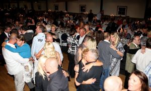 04-06-2009 SHOWBIZZ; HENNY HUISMAN OPENT DE DEUREN VAN ZIJN LANDGOED. Jaren lang was het goed beveiligde landgoed van Henny Huisman gesloten voor iedereen die er niks te zoeken had. De poorten gaan nu open want Henny en schoonzoon Frank willen van de manage een commercieele horeca gelegenheid maken. Wij willen bijvoorbeeld diverse keren per maand daar een concert geven, of openstellen voor tentoonstelling,diverse feesten of tv opnames. Wij willen echter geen sfeer in huis halen als bierfeesten-disco en rockconcerten. Wij willen het allemaal een klein beetje chique houden aldus Henny.
foto: Albert den Iseger.