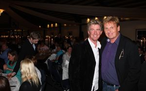 04-06-2009 SHOWBIZZ; HENNY HUISMAN OPENT DE DEUREN VAN ZIJN LANDGOED. Jaren lang was het goed beveiligde landgoed van Henny Huisman gesloten voor iedereen die er niks te zoeken had. De poorten gaan nu open want Henny en schoonzoon Frank willen van de manage een commercieele horeca gelegenheid maken. Wij willen bijvoorbeeld diverse keren per maand daar een concert geven, of openstellen voor tentoonstelling,diverse feesten of tv opnames. Wij willen echter geen sfeer in huis halen als bierfeesten-disco en rockconcerten. Wij willen het allemaal een klein beetje chique houden aldus Henny.
foto: Albert den Iseger.