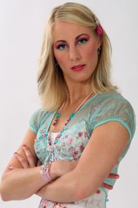 08-06-2009 ONDERWIJS: HAARLEMSE AKADEMIE VISAGIE EXAMEN 2009. Dit keer geen Showbizz of glamour maar back to the seventies,flower power en hippie style. De examen opdracht was styling, make up en haar alles gestyled naar de zeventiger jaren. De stadse dames werden hippies met groene vingers en versierd met bloemen en kleurige kettingen. Maar ook in deze tijd houden bloemen van de mode en van de stadse dames. Het werd in de Akademie weer een lange dag vol kleur en kleurig gelakte nagels,slippers en blote voeten, prachtige make up en soms wat houterige modellen. Als ik de laatste berichten hoorde was iedereen geslaagd voor het examen met of zonder bloementje.
foto: Albert den Iseger.