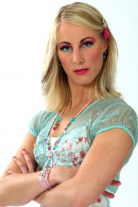 08-06-2009 ONDERWIJS: HAARLEMSE AKADEMIE VISAGIE EXAMEN 2009. Dit keer geen Showbizz of glamour maar back to the seventies,flower power en hippie style. De examen opdracht was styling, make up en haar alles gestyled naar de zeventiger jaren. De stadse dames werden hippies met groene vingers en versierd met bloemen en kleurige kettingen. Maar ook in deze tijd houden bloemen van de mode en van de stadse dames. Het werd in de Akademie weer een lange dag vol kleur en kleurig gelakte nagels,slippers en blote voeten, prachtige make up en soms wat houterige modellen. Als ik de laatste berichten hoorde was iedereen geslaagd voor het examen met of zonder bloementje.
foto: Albert den Iseger.