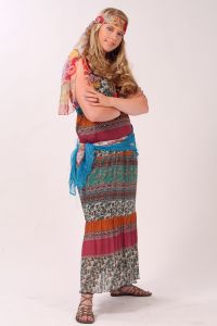 08-06-2009 ONDERWIJS: HAARLEMSE AKADEMIE VISAGIE EXAMEN 2009. Dit keer geen Showbizz of glamour maar back to the seventies,flower power en hippie style. De examen opdracht was styling, make up en haar alles gestyled naar de zeventiger jaren. De stadse dames werden hippies met groene vingers en versierd met bloemen en kleurige kettingen. Maar ook in deze tijd houden bloemen van de mode en van de stadse dames. Het werd in de Akademie weer een lange dag vol kleur en kleurig gelakte nagels,slippers en blote voeten, prachtige make up en soms wat houterige modellen. Als ik de laatste berichten hoorde was iedereen geslaagd voor het examen met of zonder bloementje.
foto: Albert den Iseger.