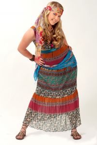 08-06-2009 ONDERWIJS: HAARLEMSE AKADEMIE VISAGIE EXAMEN 2009. Dit keer geen Showbizz of glamour maar back to the seventies,flower power en hippie style. De examen opdracht was styling, make up en haar alles gestyled naar de zeventiger jaren. De stadse dames werden hippies met groene vingers en versierd met bloemen en kleurige kettingen. Maar ook in deze tijd houden bloemen van de mode en van de stadse dames. Het werd in de Akademie weer een lange dag vol kleur en kleurig gelakte nagels,slippers en blote voeten, prachtige make up en soms wat houterige modellen. Als ik de laatste berichten hoorde was iedereen geslaagd voor het examen met of zonder bloementje.
foto: Albert den Iseger.