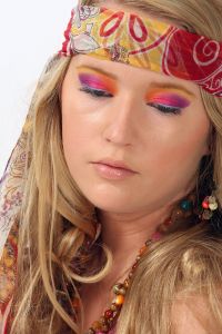 08-06-2009 ONDERWIJS: HAARLEMSE AKADEMIE VISAGIE EXAMEN 2009. Dit keer geen Showbizz of glamour maar back to the seventies,flower power en hippie style. De examen opdracht was styling, make up en haar alles gestyled naar de zeventiger jaren. De stadse dames werden hippies met groene vingers en versierd met bloemen en kleurige kettingen. Maar ook in deze tijd houden bloemen van de mode en van de stadse dames. Het werd in de Akademie weer een lange dag vol kleur en kleurig gelakte nagels,slippers en blote voeten, prachtige make up en soms wat houterige modellen. Als ik de laatste berichten hoorde was iedereen geslaagd voor het examen met of zonder bloementje.
foto: Albert den Iseger.