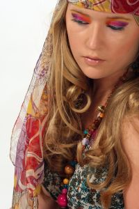 08-06-2009 ONDERWIJS: HAARLEMSE AKADEMIE VISAGIE EXAMEN 2009. Dit keer geen Showbizz of glamour maar back to the seventies,flower power en hippie style. De examen opdracht was styling, make up en haar alles gestyled naar de zeventiger jaren. De stadse dames werden hippies met groene vingers en versierd met bloemen en kleurige kettingen. Maar ook in deze tijd houden bloemen van de mode en van de stadse dames. Het werd in de Akademie weer een lange dag vol kleur en kleurig gelakte nagels,slippers en blote voeten, prachtige make up en soms wat houterige modellen. Als ik de laatste berichten hoorde was iedereen geslaagd voor het examen met of zonder bloementje.
foto: Albert den Iseger.
