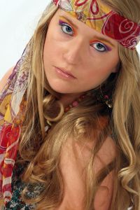 08-06-2009 ONDERWIJS: HAARLEMSE AKADEMIE VISAGIE EXAMEN 2009. Dit keer geen Showbizz of glamour maar back to the seventies,flower power en hippie style. De examen opdracht was styling, make up en haar alles gestyled naar de zeventiger jaren. De stadse dames werden hippies met groene vingers en versierd met bloemen en kleurige kettingen. Maar ook in deze tijd houden bloemen van de mode en van de stadse dames. Het werd in de Akademie weer een lange dag vol kleur en kleurig gelakte nagels,slippers en blote voeten 08-06-2009 ONDERWIJS: HAARLEMSE AKADEMIE VISAGIE EXAMEN 2009. Dit keer geen Showbizz of glamour maar back to the seventies,flower power en hippie style. De examen opdracht was styling, make up en haar alles gestyled naar de zeventiger jaren. De stadse dames werden hippies met groene vingers en versierd met bloemen en kleurige kettingen. Maar ook in deze tijd houden bloemen van de mode en van de stadse dames. Het werd in de Akademie weer een lange dag vol kleur en kleurig gelakte nagels,slippers en blote voeten, prachtige make up en soms wat houterige modellen. Als ik de laatste berichten hoorde was iedereen geslaagd voor het examen met of zonder bloementje.
foto: Albert den Iseger., prachtige make up en soms wat houterige modellen. Als ik de laatste berichten hoorde was iedereen geslaagd voor het examen met of zonder bloementje.
foto: Albert den Iseger.