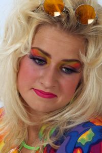 08-06-2009 ONDERWIJS: HAARLEMSE AKADEMIE VISAGIE EXAMEN 2009. Dit keer geen Showbizz of glamour maar back to the seventies,flower power en hippie style. De examen opdracht was styling, make up en haar alles gestyled naar de zeventiger jaren. De stadse dames werden hippies met groene vingers en versierd met bloemen en kleurige kettingen. Maar ook in deze tijd houden bloemen van de mode en van de stadse dames. Het werd in de Akademie weer een lange dag vol kleur en kleurig gelakte nagels,slippers en blote voeten, prachtige make up en soms wat houterige modellen. Als ik de laatste berichten hoorde was iedereen geslaagd voor het examen met of zonder bloementje.
foto: Albert den Iseger.