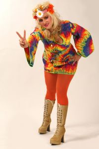 08-06-2009 ONDERWIJS: HAARLEMSE AKADEMIE VISAGIE EXAMEN 2009. Dit keer geen Showbizz of glamour maar back to the seventies,flower power en hippie style. De examen opdracht was styling, make up en haar alles gestyled naar de zeventiger jaren. De stadse dames werden hippies met groene vingers en versierd met bloemen en kleurige kettingen. Maar ook in deze tijd houden bloemen van de mode en van de stadse dames. Het werd in de Akademie weer een lange dag vol kleur en kleurig gelakte nagels,slippers en blote voeten, prachtige make up en soms wat houterige modellen. Als ik de laatste berichten hoorde was iedereen geslaagd voor het examen met of zonder bloementje.
foto: Albert den Iseger.