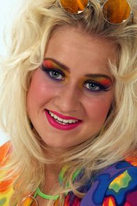 08-06-2009 ONDERWIJS: HAARLEMSE AKADEMIE VISAGIE EXAMEN 2009. Dit keer geen Showbizz of glamour maar back to the seventies,flower power en hippie style. De examen opdracht was styling, make up en haar alles gestyled naar de zeventiger jaren. De stadse dames werden hippies met groene vingers en versierd met bloemen en kleurige kettingen. Maar ook in deze tijd houden bloemen van de mode en van de stadse dames. Het werd in de Akademie weer een lange dag vol kleur en kleurig gelakte nagels,slippers en blote voeten, prachtige make up en soms wat houterige modellen. Als ik de laatste berichten hoorde was iedereen geslaagd voor het examen met of zonder bloementje.
foto: Albert den Iseger.