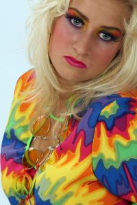 08-06-2009 ONDERWIJS: HAARLEMSE AKADEMIE VISAGIE EXAMEN 2009. Dit keer geen Showbizz of glamour maar back to the seventies,flower power en hippie style. De examen opdracht was styling, make up en haar alles gestyled naar de zeventiger jaren. De stadse dames werden hippies met groene vingers en versierd met bloemen en kleurige kettingen. Maar ook in deze tijd houden bloemen van de mode en van de stadse dames. Het werd in de Akademie weer een lange dag vol kleur en kleurig gelakte nagels,slippers en blote voeten, prachtige make up en soms wat houterige modellen. Als ik de laatste berichten hoorde was iedereen geslaagd voor het examen met of zonder bloementje.
foto: Albert den Iseger.