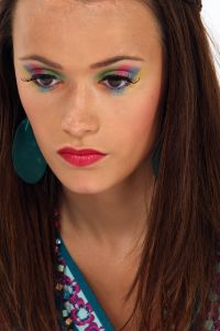 08-06-2009 ONDERWIJS: HAARLEMSE AKADEMIE VISAGIE EXAMEN 2009. Dit keer geen Showbizz of glamour maar back to the seventies,flower power en hippie style. De examen opdracht was styling, make up en haar alles gestyled naar de zeventiger jaren. De stadse dames werden hippies met groene vingers en versierd met bloemen en kleurige kettingen. Maar ook in deze tijd houden bloemen van de mode en van de stadse dames. Het werd in de Akademie weer een lange dag vol kleur en kleurig gelakte nagels,slippers en blote voeten, prachtige make up en soms wat houterige modellen. Als ik de laatste berichten hoorde was iedereen geslaagd voor het examen met of zonder bloementje.
foto: Albert den Iseger.