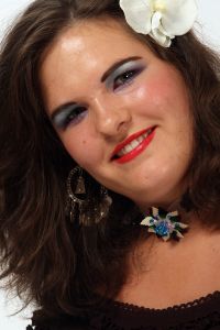 08-06-2009 ONDERWIJS: HAARLEMSE AKADEMIE VISAGIE EXAMEN 2009. Dit keer geen Showbizz of glamour maar back to the seventies,flower power en hippie style. De examen opdracht was styling, make up en haar alles gestyled naar de zeventiger jaren. De stadse dames werden hippies met groene vingers en versierd met bloemen en kleurige kettingen. Maar ook in deze tijd houden bloemen van de mode en van de stadse dames. Het werd in de Akademie weer een lange dag vol kleur en kleurig gelakte nagels,slippers en blote voeten, prachtige make up en soms wat houterige modellen. Als ik de laatste berichten hoorde was iedereen geslaagd voor het examen met of zonder bloementje.
foto: Albert den Iseger.